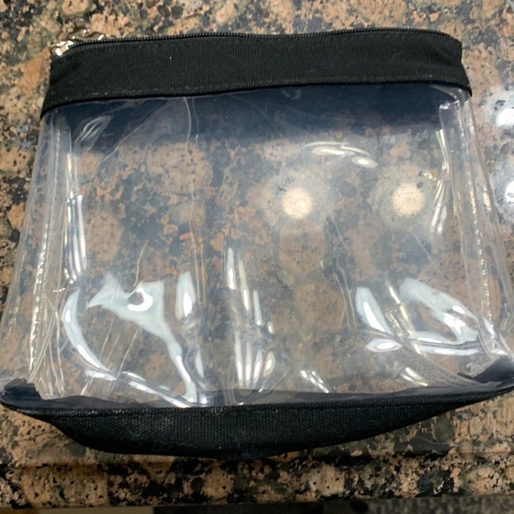 Kiehl’s Toiletry/Make Up Zippered Pouch - Picture 5 of 5